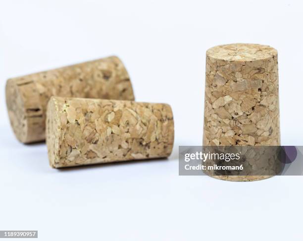 natural wine corks, recycled corks - bouchon en liège photos et images de collection