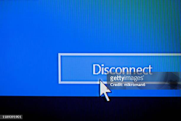 cursor pointing to word disconnect on a computer screen - close up computer mouse imagens e fotografias de stock