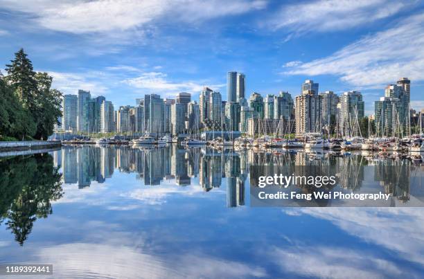 downtown vancouver city skyline, british columbia, canada - parque stanley - fotografias e filmes do acervo