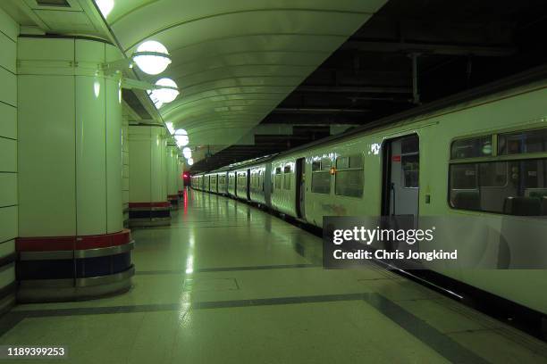 train with doors open at platform - london underground train stockfoto's en -beelden