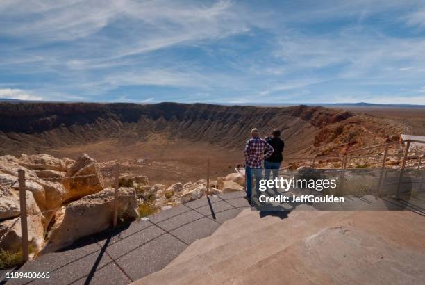 tourists viewing the arizona meteor crater - cratera do meteoro arizona imagens e fotografias de stock