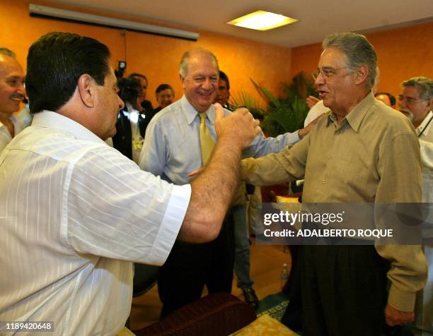 Eduardo Duhalde, president of Argentina, greets Brazilian President Fernando Henrique Cardoso observed by the Chilean President Ricardo Lagos ,...