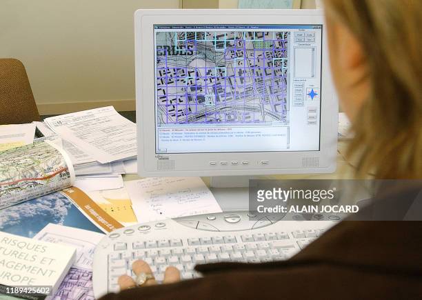 Murielle Bouin, chef de projet au centre européen de prévention des risques , travaille le 25 janvier 2005 à Niort, sur un logiciel de simulation de...
