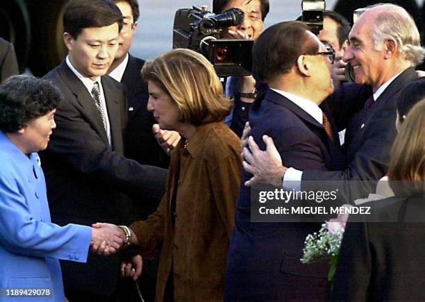 Argentinean President Fernando de la Rua, greets his Chinese counterpart Jiang Zemin , while his wife Ines Pertine greets Chinese President's wife...
