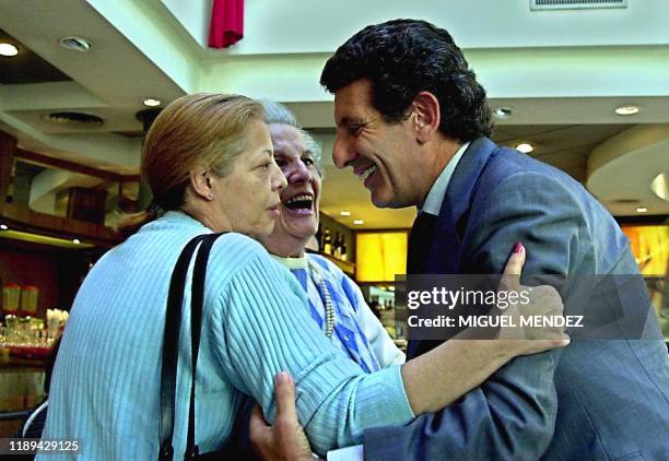 Former Argentine Vice President Carlos Alvarez is greeted by residents of the Palermo quarter in Buenos Aires, Argentina, 19 March 2001. El ex...