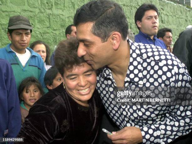 Colonel Lucio Gutierrez greets a woman in Quito 09 June, 2000. El coronel Lucio Gutierrez saluda a una mujer a su salida de un fuerte militar luego...