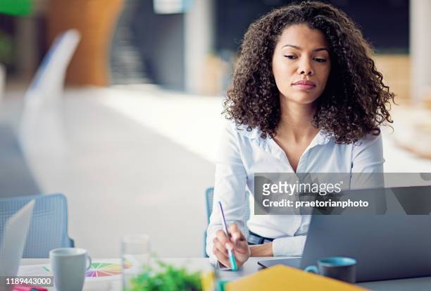 burnout-geschäftsfrau im büro unter druck - businesswoman under stock-fotos und bilder
