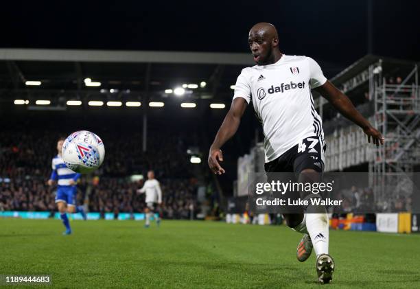 Aboubakar Kamara of Fulham runs with the ball during the Sky Bet Championship match between Fulham and Queens Park Rangers at Craven Cottage on...