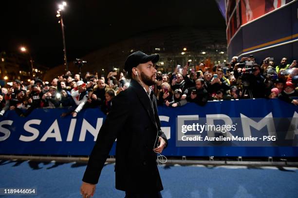 Neymar Jr of Paris Saint-Germain salutes the fans as he arrives to the stadium for the Ligue 1 match between Paris Saint-Germain and Lille OSC at...