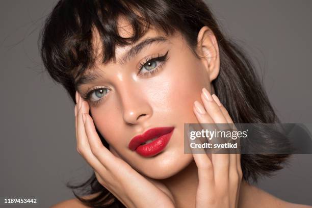 retrato da beleza da mulher - franja estilo de cabelo - fotografias e filmes do acervo