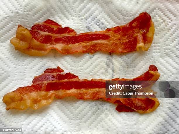 cooked bacon cooling on paper towels - bacon strip stock pictures, royalty-free photos & images