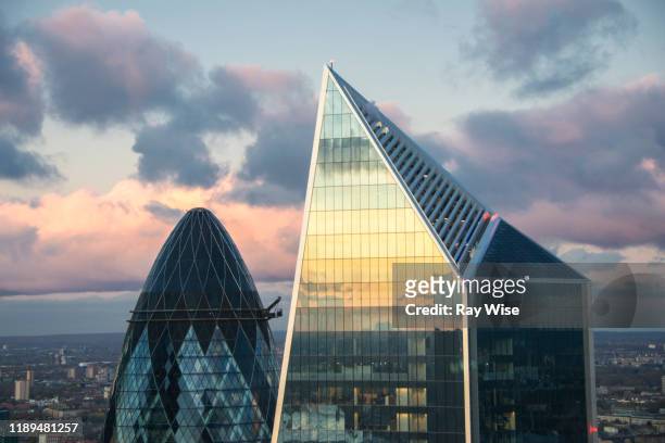skyscraper tops in london at sunset - torenspits stockfoto's en -beelden