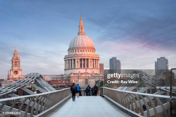 st pauls cathedral at sunrise from millennium footbridge. - st pauls cathedral london - fotografias e filmes do acervo