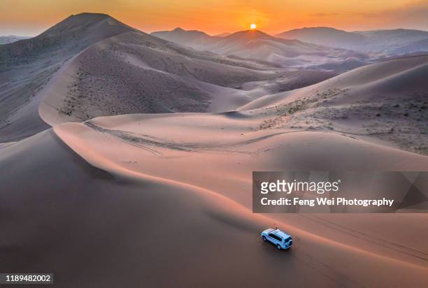 sunset @ badain jaran desert, inner mongolia, china - 4x4 desert stock-fotos und bilder