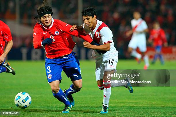 Raúl Ruidíaz of Peru battles for the ball against Waldo Ponce of Chile during a match as part of group C of 2011 Copa America at Malvinas Argentinas...