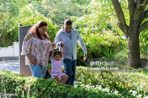 indigenous family, mother father and young daughter - native australian plants stock-fotos und bilder