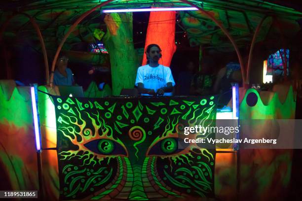 psychedelic trance culture in goa - goa nightlife stock pictures, royalty-free photos & images