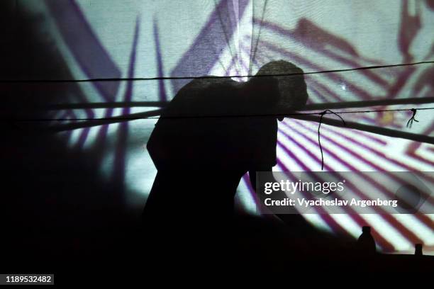 dj playing trance music, trance culture in goa - techno fotografías e imágenes de stock