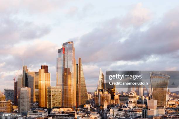 modern london skyline viewed from above - sunset on canary wharf stock-fotos und bilder
