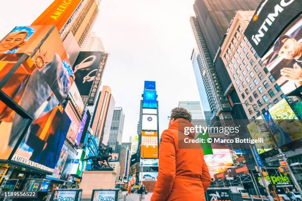 tourist admiring times square, new york city - ad imagens e fotografias de stock