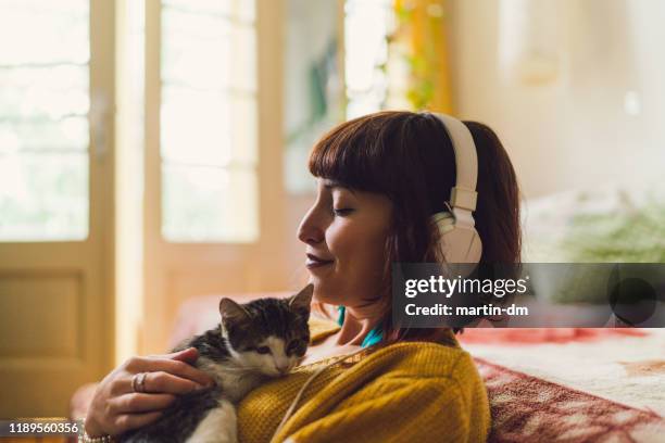 meisje spendeert het weekend thuis - rusten stockfoto's en -beelden