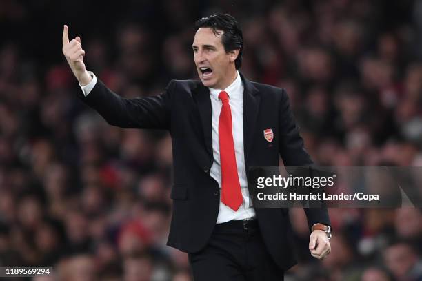 Unai Emery, Manager of Arsenal gives his team instructions during the Premier League match between Arsenal FC and Southampton FC at Emirates Stadium...