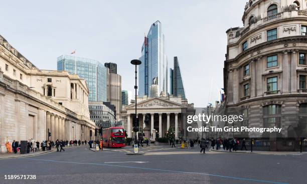 view towards threadneedle street and cornhill in the city of london's financial district. uk - lloyds of london photos et images de collection