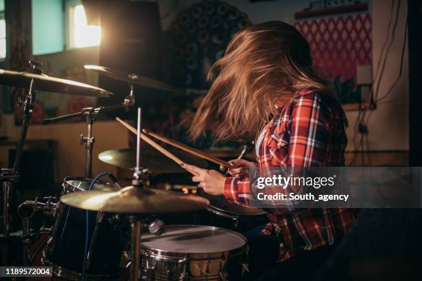 schlagzeuger spielt im club - drummer stock-fotos und bilder