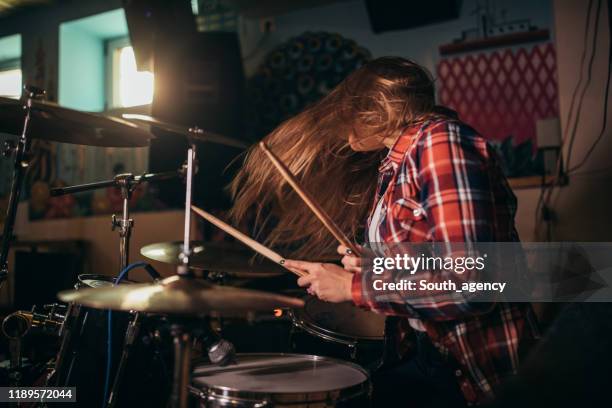 schlagzeuger spielt im club - drums stock-fotos und bilder