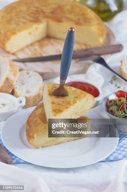 tortilla de patatas vegana - vegana stock pictures, royalty-free photos & images