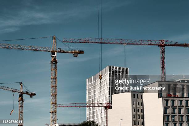 construction cranes in berlin, germany - apartment stock-fotos und bilder