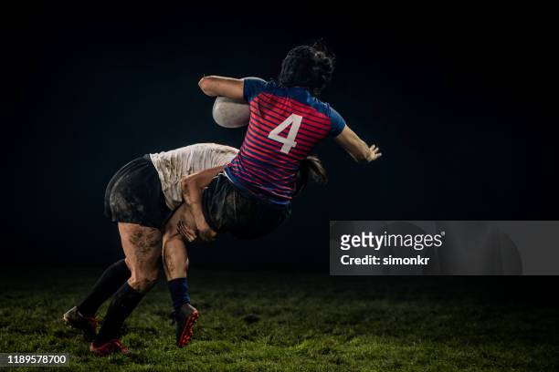 rugbyspielerin im kampf gegen ihre gegnerin - rugby game stock-fotos und bilder