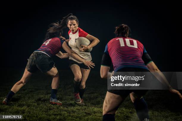 kvinnor som spelar rugby på fältet - rugby team bildbanksfoton och bilder