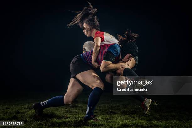 giocatore di rugby che affronta il suo avversario - placcare foto e immagini stock