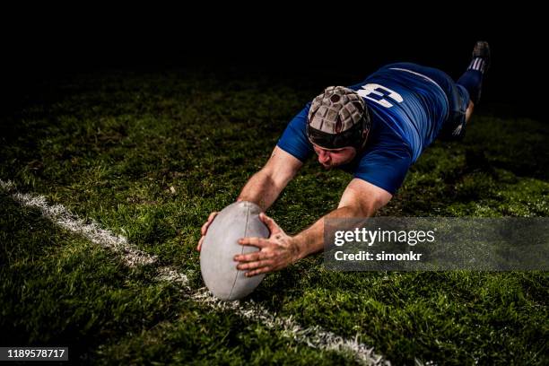 jogador do rugby que marca um objetivo - rugby - fotografias e filmes do acervo