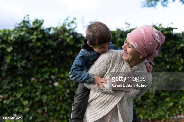 mother with cancer and her son - woman home with sick children imagens e fotografias de stock