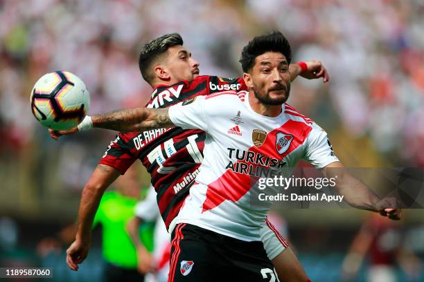 Milton Casco of River Plate fights for the ball with Giorgian De Arrascaeta of Flamengo during the final match of Copa CONMEBOL Libertadores 2019...