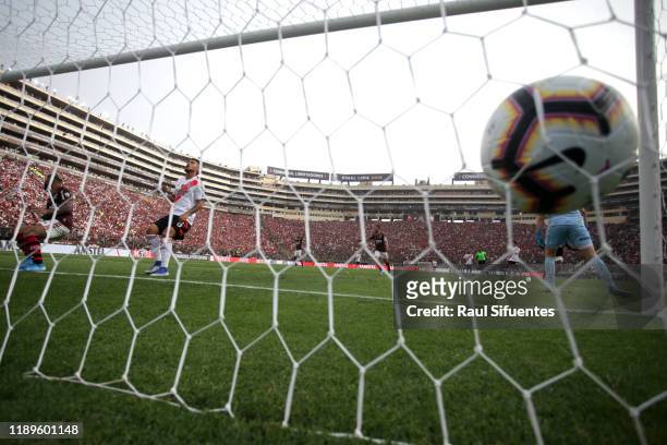Gabriel Barbosa of Flamengo scores the first goal of his team during the final match of Copa CONMEBOL Libertadores 2019 between Flamengo and River...