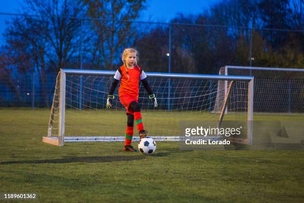 meisjes keeper voetbal spelen tijdens een voetbalwedstrijd - goalkeeper soccer stockfoto's en -beelden
