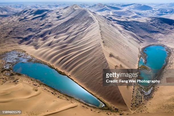 twin lake @ badain jaran desert, inner mongolia, china - inner mongolia bildbanksfoton och bilder