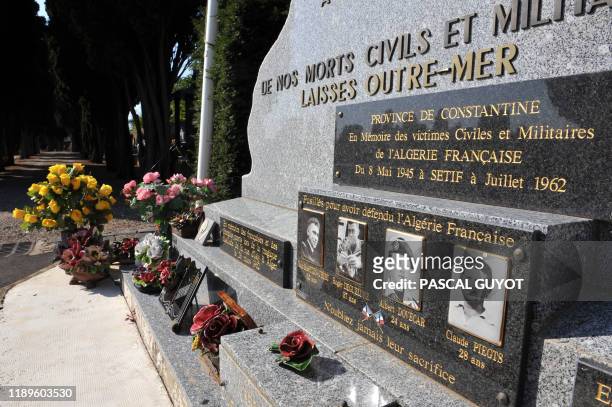 Photo prise le 10 octobre 2008 au cimetière municipal de Béziers d'une stèle glorifiant des membres de l'OAS, qui indigne des responsables politiques...