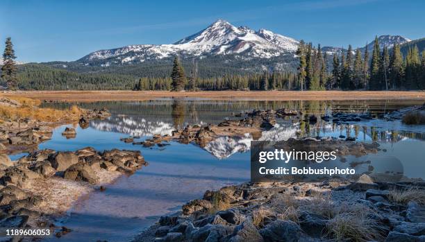 broken top mountain reflejado en sparks lake, cascade mountains en oregon - bend oregon fotografías e imágenes de stock