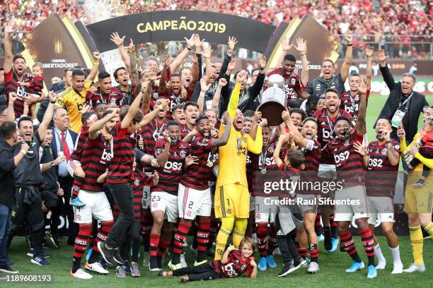 Diego Alves, Everton Ribeiro and Diego of Flamengo lift the trophy with teammates after winning the final match of Copa CONMEBOL Libertadores 2019...