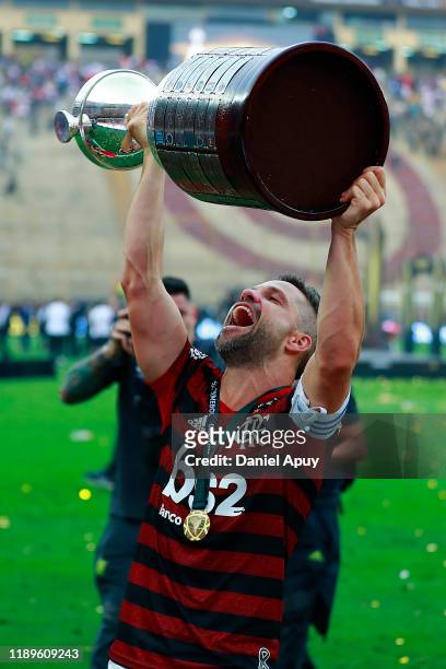 Diego Alves of Flamengo lifts the trophy after winning the final match of Copa CONMEBOL Libertadores 2019 between Flamengo and River Plate at Estadio...