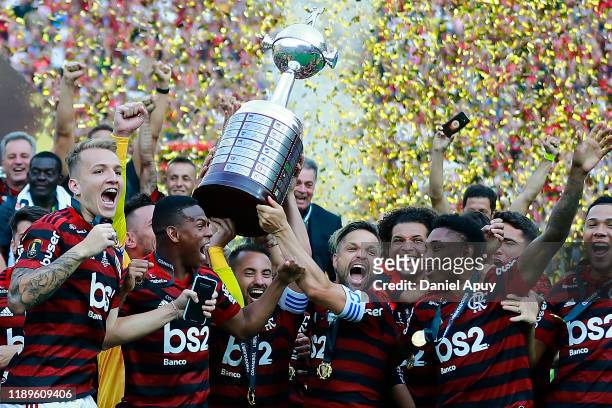 Diego Alves, Everton Ribeiro and Diego of Flamengo lift the trophy with teammates after winning the final match of Copa CONMEBOL Libertadores 2019...
