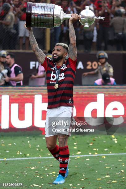 Gabriel Barbosa of Flamengo lifts the trophy after winning the during the final match of Copa CONMEBOL Libertadores 2019 between Flamengo and River...