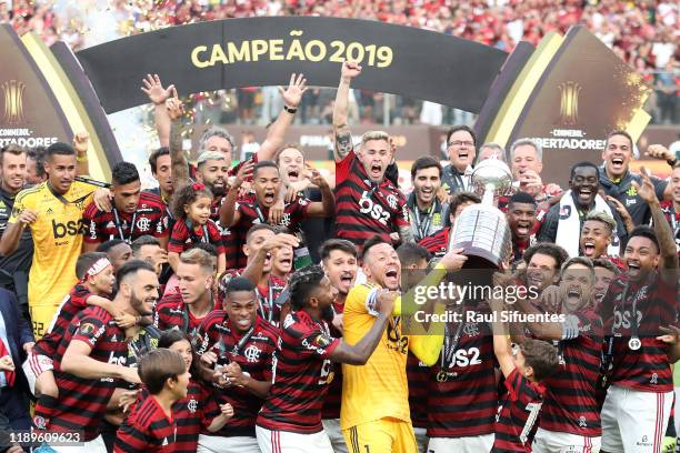 Diego Alves, Everton Ribeiro and Diego of Flamengo lift the trophy after winning the final match of Copa CONMEBOL Libertadores 2019 between Flamengo...