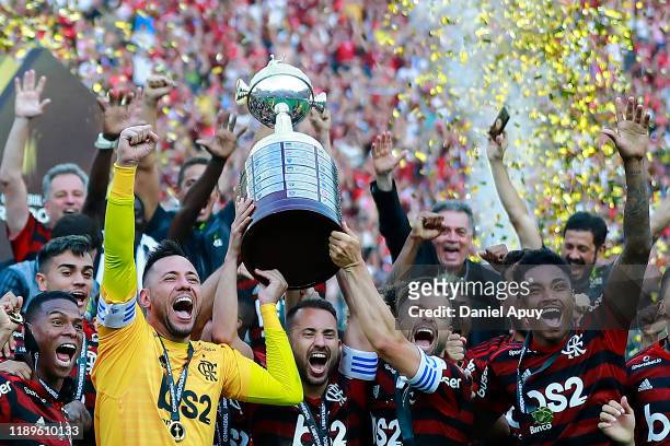 Diego Alves, Everton Ribeiro and Diego of Flamengo lift the trophy after winning the final match of Copa CONMEBOL Libertadores 2019 between Flamengo...