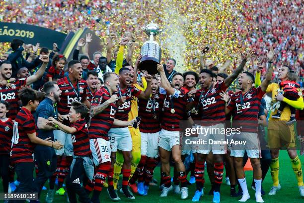 Diego Alves, Everton Ribeiro and Diego of Flamengo lift the trophy after winning the final match of Copa CONMEBOL Libertadores 2019 between Flamengo...