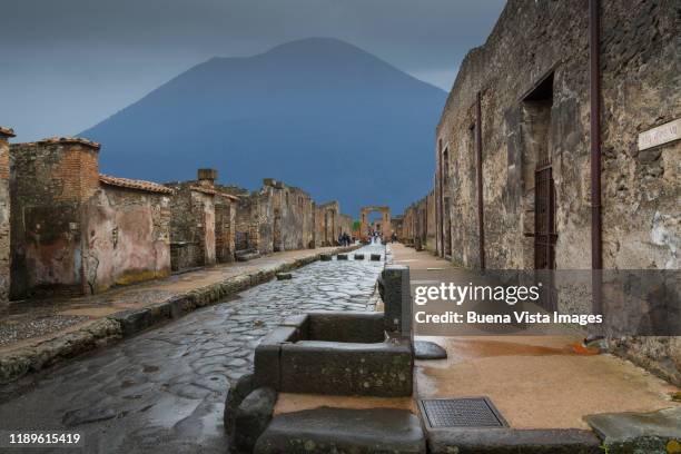 pompei ruins and the mt. vesuvius - mt vesuvius fotografías e imágenes de stock